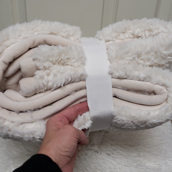 Pottery Barn Faux Sheepskin Throw 50 x 70 in. NWT - Picture 6 of 6